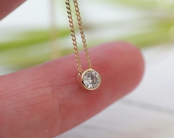 Pływający naszyjnik z diamentami | Solidne złoto, oprawa z diamentami o masie 0,12 ct, solitaire