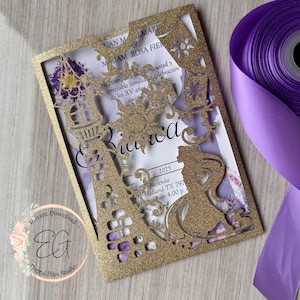 Puede incluir: Una invitación dorada con corte láser con una silueta de princesa y detalles florales. La invitación incluye el nombre "Bianca" y detalles del evento. Un carrete de cinta morada está en el fondo. La invitación es para una quinceañera.