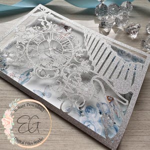 Puede incluir: Invitación plateada brillante con un diseño de reloj cortado con láser y detalles florales. La invitación presenta un borde decorativo y las palabras "Descarga instantánea" y "Digital Files Studio".