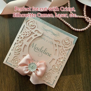 Pode incluir: Um convite rosa claro cortado a laser com detalhes florais e de rolagem. O convite apresenta o nome "Madeline" em prata, um laço rosa com um enfeite de strass e o texto "Perfect for cut with Cricut, Silhouette Cameo, Laser, etc."