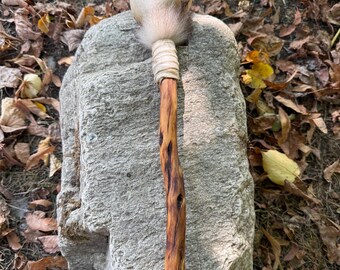 Sonaglio sciamanico – Pelle di bufalo e legno di prugna – Decorato con pelliccia di procione