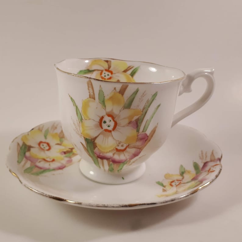 Tasse à thé et soucoupe sur pied Royal Albert Narcissus Friendship Hampton or image 1