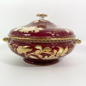 ZELDZAAM !! Wedgwood Tonquin Ruby ronde schotel van 10" inch met deksel
