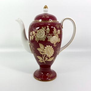 ¡¡¡RARO!!! Tetera Wedgwood Ruby Tonquin, color rojo Inglaterra, con diseño floral dorado festoneado
