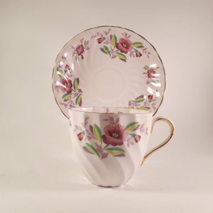 Beautiful Vintage Tuscan pink shaded floral bone china teacup and saucer 4223H