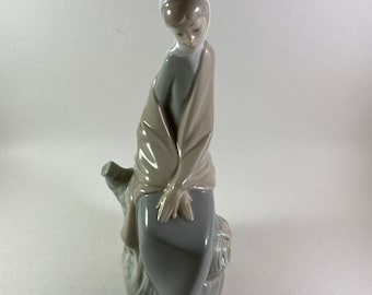 ヴィンテージ ナオ リヤドロ 羊飼いの少女が子羊を抱く置物 - Etsy 日本