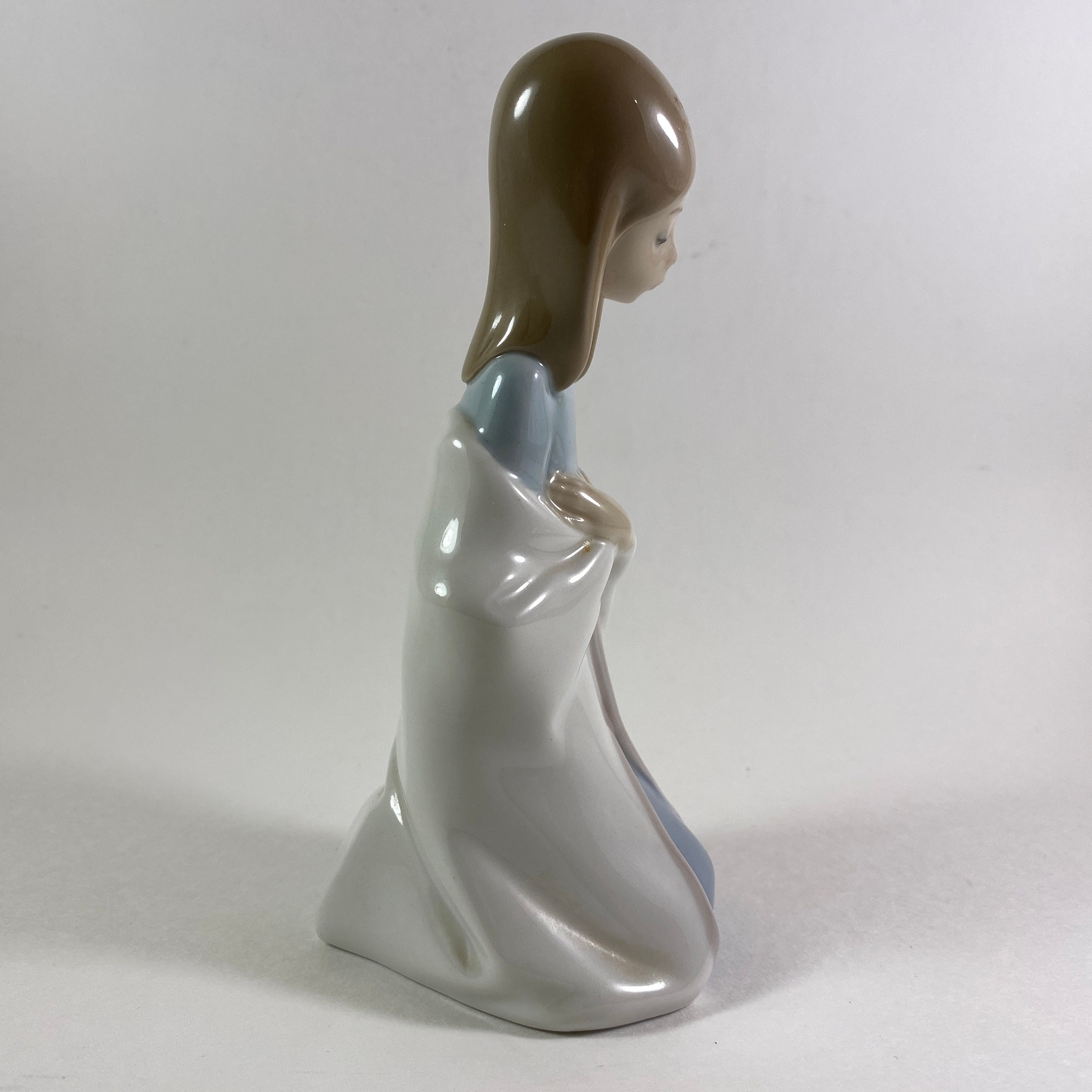 Lladro Figurine #04779 Teaching to Pray - Girl and Boy Praying