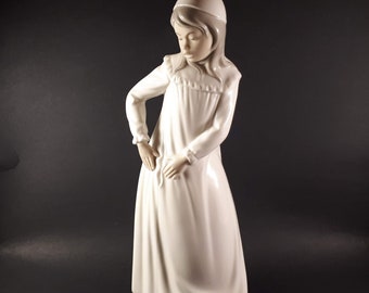 Figurine Lladro Daisa NAO fille avec chemise de nuit déchirée vintage des années 1980