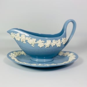 1950er Jahre Wedgwood Sahne auf Lavendel Etruria Barlaston Queens Ware Sauciere mit passendem Teller