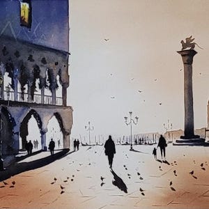 Könnte beinhalten: Aquarellmalerei einer venezianischen Szene. Das Kunstwerk zeigt ein Gebäude mit Bögen und einer hohen Säule, die von einer Statue gekrönt wird. Silhouetten gehen einen Steinweg entlang, mit Vögeln am Himmel. Die Farbpalette besteht hauptsächlich aus gedämpften Blau- und Brauntönen.