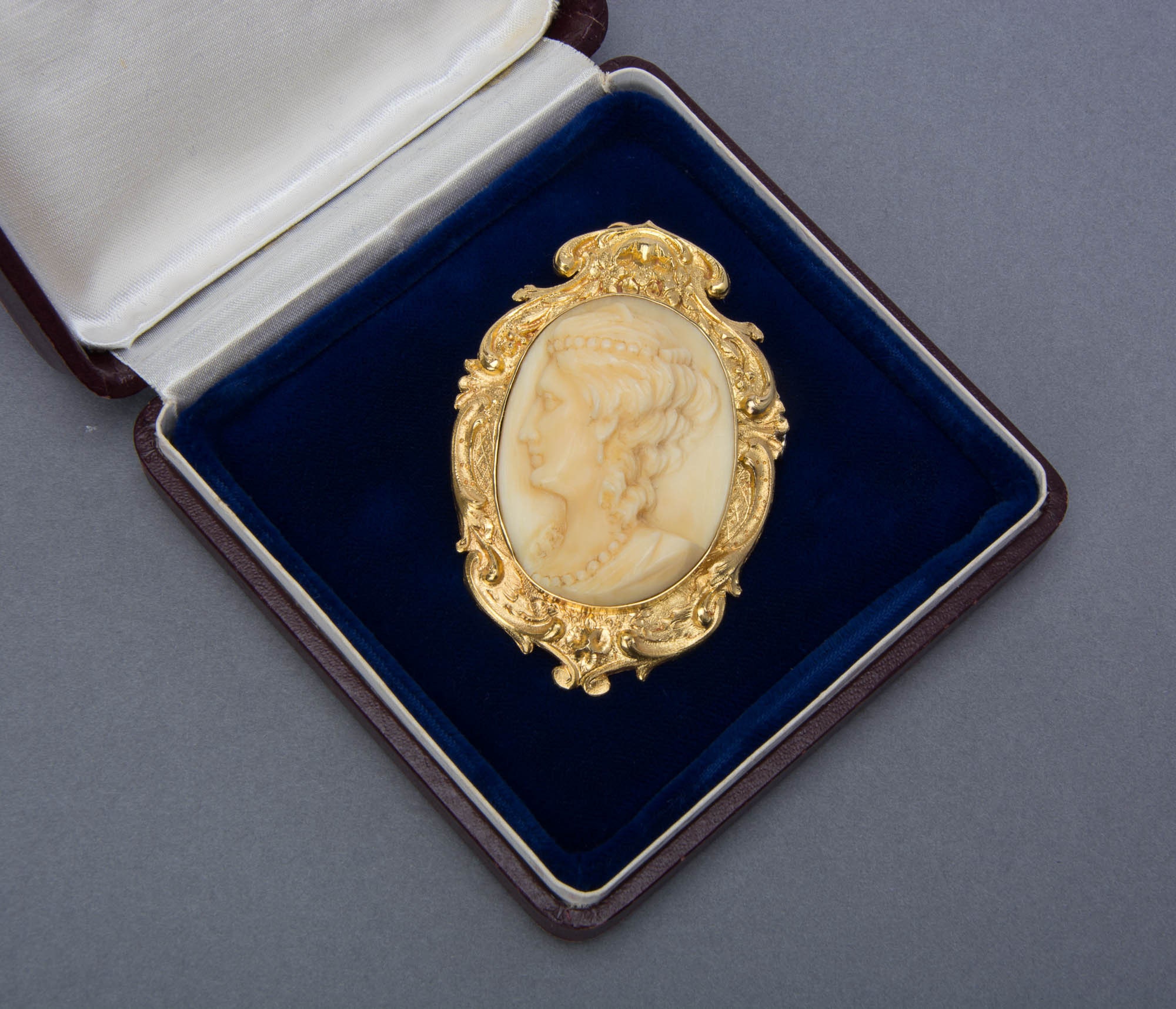 Antique Victorian Cameo Brooch/Pendent, 18K Yellow Gold Frame 1880S