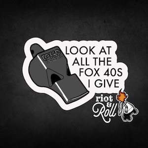 Puede incluir: Una pegatina blanca con un silbato blanco y negro y el texto "LOOK AT ALL THE FOX 40S I GIVE" y un logotipo blanco y negro que dice "riot & roll" con una ilustración en blanco y negro de una persona sosteniendo una antorcha encendida.