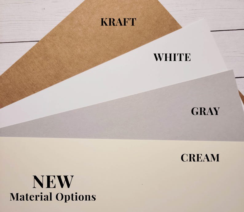 Puede incluir: Cuatro muestras de cartulina en diferentes colores: kraft, blanco, gris y crema. El texto "NUEVAS Opciones de Material" est&aacute; impreso debajo de las muestras.