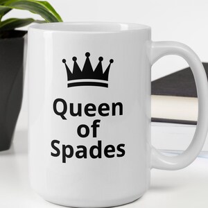 Taza de la reina de espadas, juego de cartas de novedad, taza de cartas de espadas, taza de café sarcástica, taza de café de la reina, taza de espadas de la reina, taza de juegos de espadas, hermano