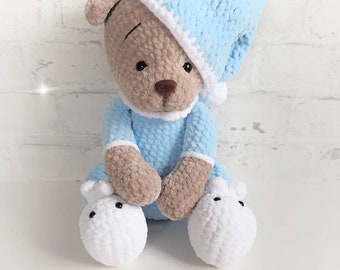 Teddybär in Pyjama. Ca. 32-33 cm