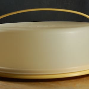 Vintage Tupperware Harvest Gold Cake Carrier with Handle 1970&#39;s
