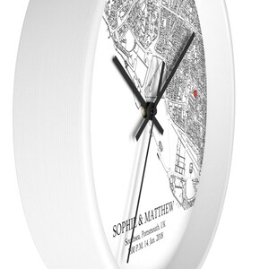 Peut inclure: Horloge ronde blanche avec des aiguilles noires et une carte en noir et blanc de Southsea, Portsmouth, Royaume-Uni. Le texte "SOPHIE & MATTHEW" est imprim&eacute; sous la carte avec la date "1:00 P.M. 14. Jan. 2018".