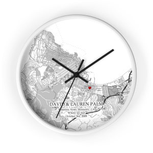 Peut inclure: Une horloge blanche avec des aiguilles noires et une carte de Monterey, en Californie. La carte montre un c&oelig;ur rouge marquant l'emplacement de Britannia Arms, o&ugrave; le couple s'est rencontr&eacute;. Le texte sous la carte indique "DAVID & LAUREN PALM, Britannia Arms, Monterey, CA, Where we met, October 3rd, 2009."