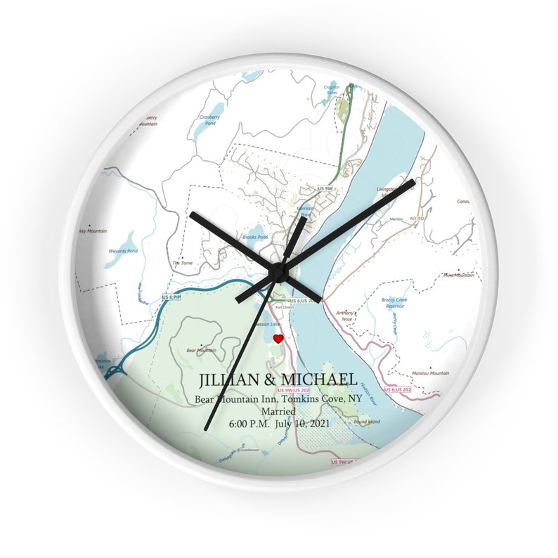 Peut inclure: Une horloge ronde blanche avec des aiguilles noires et une carte de Bear Mountain Inn, Tomkins Cove, NY. Le cadran de l'horloge porte le texte "Jillian & Michael" et "Mari&eacute;s" avec la date "6:00 P.M. July 10, 2021".