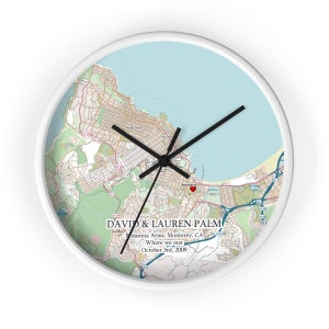 Peut inclure: Une horloge blanche avec une carte de Monterey, en Californie. La carte montre l'emplacement de Britannia Arms, o&ugrave; David et Lauren se sont rencontr&eacute;s le 3 octobre 2009. Un c&oelig;ur rouge marque l'endroit.