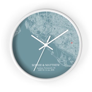 Peut inclure: Une horloge blanche avec un fond de carte bleu. La carte montre la ville de Southsea, Portsmouth, Royaume-Uni. Les aiguilles de l'horloge sont r&eacute;gl&eacute;es sur 15h00. Le texte "Sophie & Matthew" est imprim&eacute; sous la carte, ainsi que la date "14. Jan. 2018".