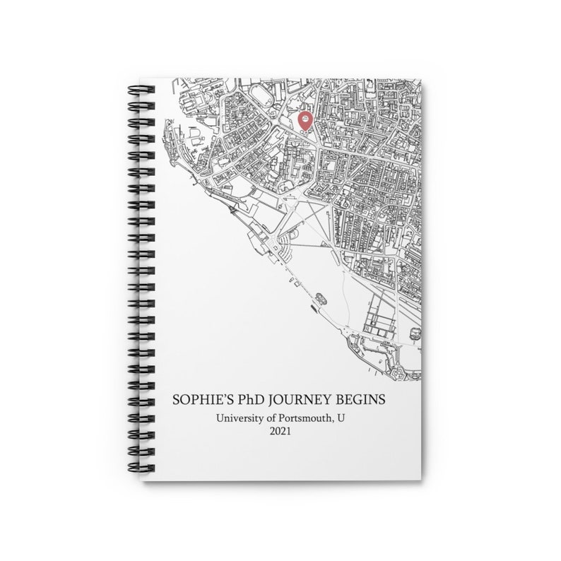 Puede incluir: Un mapa en blanco y negro de una ciudad con un pin rojo marcando una ubicaci&oacute;n. El texto debajo del mapa dice "SOPHIE'S PhD JOURNEY BEGINS University of Portsmouth, U 2021".