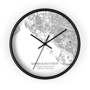 Peut inclure: Une carte en noir et blanc de Southsea, Portsmouth, Royaume-Uni avec un c&oelig;ur rouge marquant un emplacement. La carte est sur une horloge ronde avec des aiguilles noires et un cadre noir. Le texte "SOPHIE & MATTHEW" est sous la carte, ainsi que la date et l'heure "3:00 P.M. 14. Jan. 2018".
