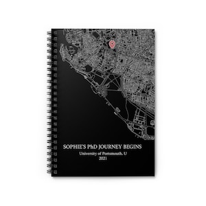 Puede incluir: Mapa en blanco y negro de una ciudad con un pin rojo que marca una ubicaci&oacute;n. El texto "SOPHIE'S PHD JOURNEY BEGINS University of Portsmouth, UK 2021" est&aacute; en la parte inferior del mapa.