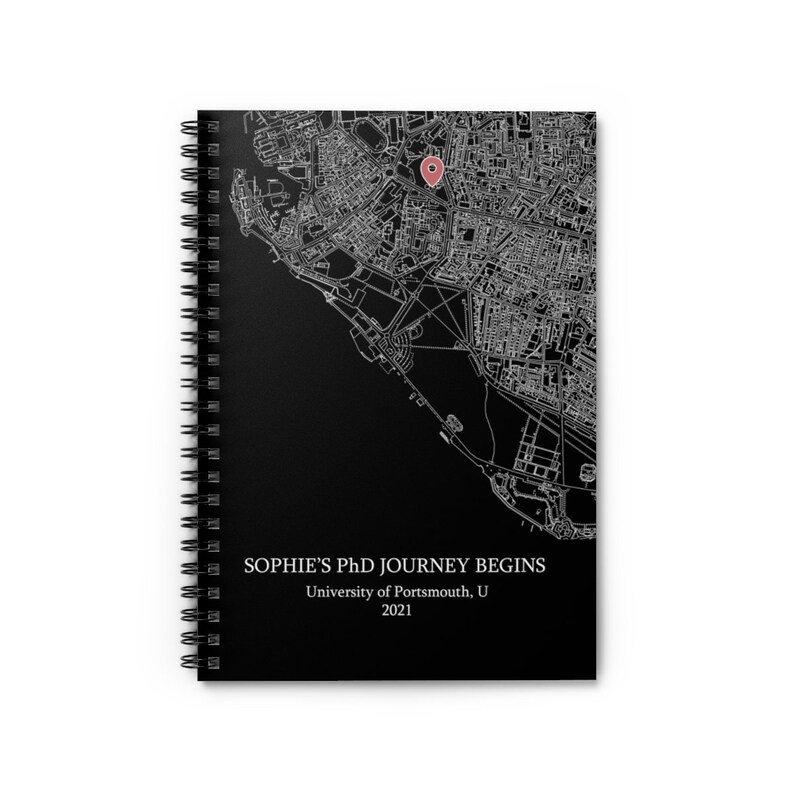 Puede incluir: Mapa en blanco y negro de una ciudad con un pin rojo que marca una ubicaci&oacute;n. El texto "SOPHIE'S PHD JOURNEY BEGINS University of Portsmouth, UK 2021" est&aacute; en la parte inferior del mapa.