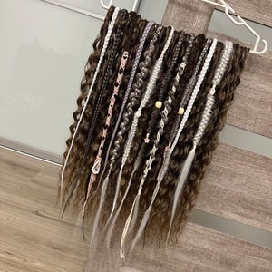60 DE bruin krullend haar en grijze textuurvlechten, Boho golvende dreadlocks extensions, Zachte krullende synthetische dreads, Gepersonaliseerde cadeaus voor haar