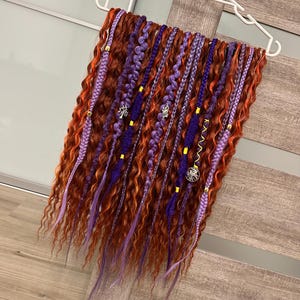 Cachos ruivos suaves e tranças violetas, extensão de dreadlock ondulado estilo boho bronze 60 DE, conjunto completo de dreads cacheados estilo cooper e tranças roxas