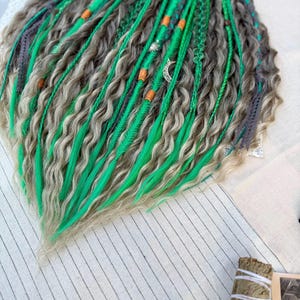 Regalo de rastas personalizado, rastas onduladas de color marrón ceniza y trenzas texturizadas verdes, extensiones de rastas rizadas reutilizables de 22 pulgadas, entrega rápida.