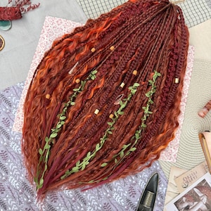 Rizos suaves color cobre y trenzas texturizadas color borgoña, extensiones de rastas onduladas estilo boho reutilizables, rizos rojos de 23 pulgadas, entrega rápida.