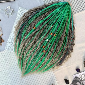 Personalisierte Dreadlocks Geschenk, Aschbraune gewellte Dreads und grüne texturierte Zöpfe, 56 cm wiederverwendbare lockige Dreadlocks, schneller Versand