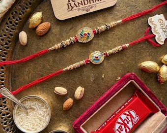 Confezione regalo Rakhi Premium con cioccolatini, set regalo festivo indiano con Roli Chawal e KitKat per il fratello