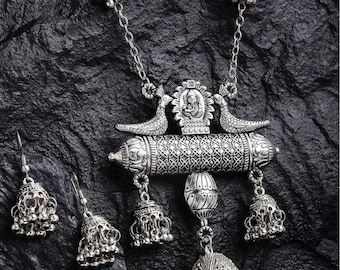 Set di collana lunga con pendente cilindrico a pavone in argento ossidato, collana Jhumka Haram con ciondolo a forma di idolo del tempio, gioielli boho tribali per festival.