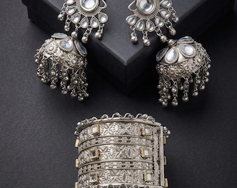 Set di orecchini Jhumka e bracciale rigido in argento ossidato, gioielli etnici indiani, set tribale boho, gioielli da sposa con specchio Kundan, regalo perfetto.