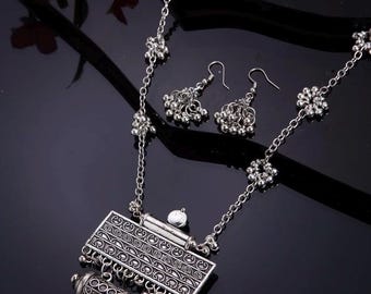 Collana lunga con pendente in filigrana d'argento ossidato e orecchini Jhumka, collana Haram tribale di tendenza, gioielli etnici indiani boho per festival.