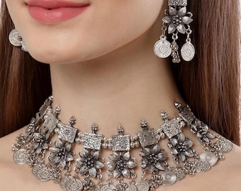 Set di collana girocollo floreale con moneta in argento ossidato, girocollo floreale tribale con orecchini pendenti, gioielli boho per il festival Navratri Garba, etnici indiani