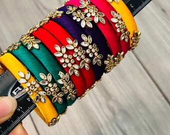 Set di bracciali rigidi in filo di seta fatti a mano – con vivaci decorazioni in pietre Kundan (taglie 2.6 e 2.8)