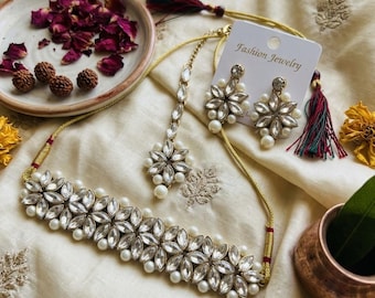 Set di collana girocollo Kundan con Maang Tikka e orecchini, set di gioielli indiani con perle floreali, abbigliamento etnico per matrimoni, sangeet e feste.