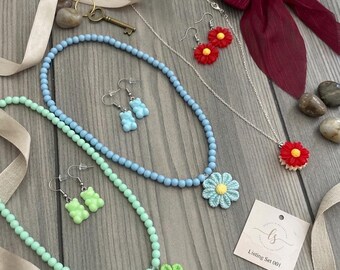 Set di gioielli Coquette, collana con fiore di perline, orecchini a margherita a forma di orsetto gommoso, fiocco per capelli pastello Y2K
