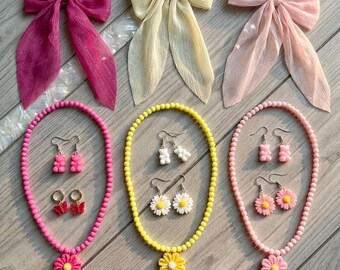 Set di gioielli Coquette: collana con fiore di perline, orecchini a margherita a forma di orsetto gommoso, fiocco per capelli