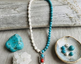 Handgjort turkosvitt betehängehalsband, tribal boho sydvästra pärlsmycken