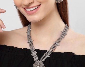 Set di collana lunga Haram con pendente a mezzaluna in argento ossidato e orecchini, set Chandbali tribale di grande effetto, gioielli boho per il festival Navratri.