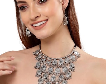 Set di collana a bavaglino con specchio in argento ossidato, girocollo tribale con specchietti e orecchini pendenti, gioielli boho per il festival Navratri Garba.