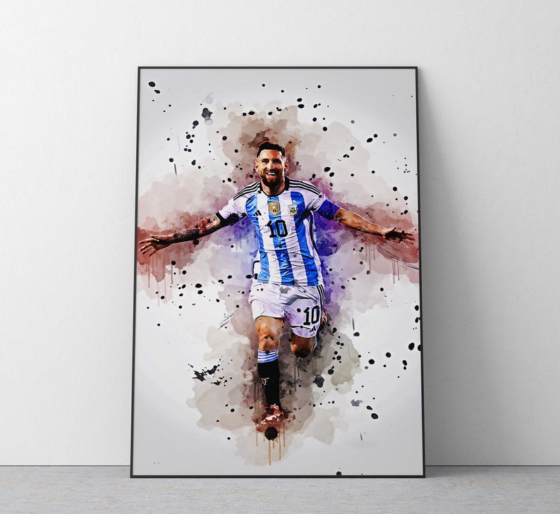 Pu&ograve; includere: Un dipinto ad acquerello di un calciatore con una maglia a strisce blu e bianche con il numero 10 sul davanti e sul retro. Il giocatore sta festeggiando un gol con le braccia alzate in aria. Lo sfondo &egrave; un acquerello di blu, viola e marrone.