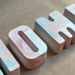Letras de yeso individuales / Efecto mármol rosa y azul / Decoración moderna para el hogar / Escriba sus palabras / Letras para letreros