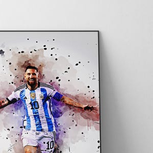 Pu&ograve; includere: Un dipinto ad acquerello di un calciatore che indossa una maglia a strisce blu e bianche con il numero 10. Il giocatore sta festeggiando un gol con le braccia alzate in aria.