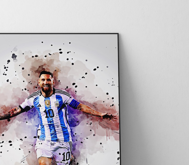 Pu&ograve; includere: Un dipinto ad acquerello di un calciatore che indossa una maglia a strisce blu e bianche con il numero 10. Il giocatore sta festeggiando un gol con le braccia alzate in aria.